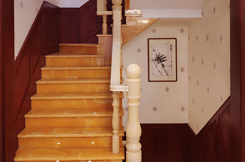 新会中式别墅室内汉白玉石楼梯的定制安装装饰效果