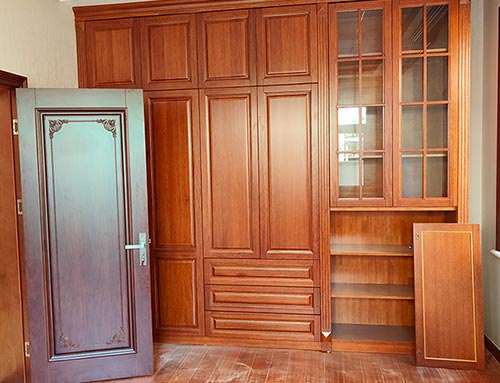 新会中式家庭装修里定制的实木衣柜效果图
